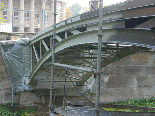 Bleichgrabenbrücke am Spielplatz im Schlosspark in Meiningen