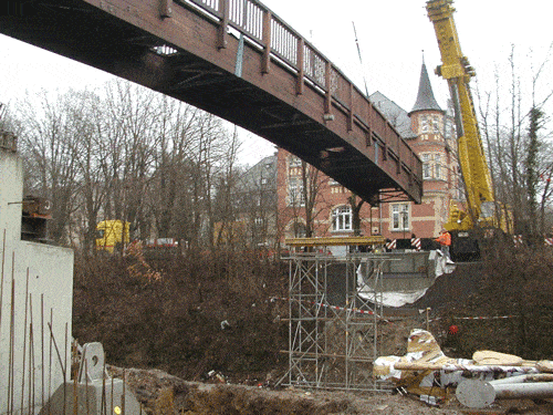 Einheben des Überbaus der Schwarzen Brücke in Neustadt/Orla