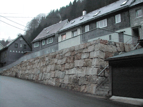 Stützwand aus großformatigen Gesteinsblöcken in Katzhütte